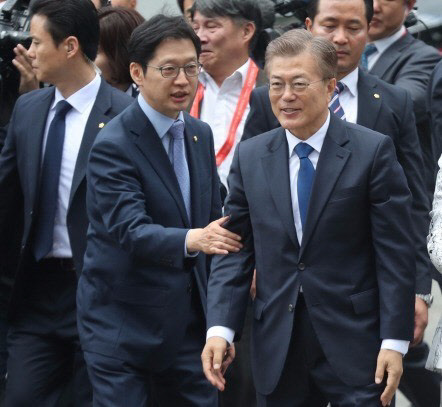 문재인 전 대통령(오른쪽)과 김경수 전 경남지사. <연합뉴스 자료사진>